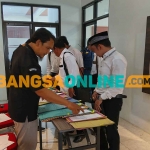 Calon anggota PPS yang akan memasuki ruangan untuk melaksanakan tes wawancara. Foto: BAMBANG DWI JULIANTO/BANGSAONLINE