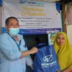 BERBAGI: Penyerahan bingkisan lebaran dari WOM Finance untuk janda dan dhuafa di Sidoarjo, Selasa (11/5/2021). foto: istimewa