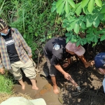 Struktur batu bata kuno yang ditemukan di area persawahan di Kecamatan Sananwetan, Kota Blitar. (foto: ist)