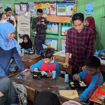 Gubernur Jatim periode 2019-2024, Khofifah Indar Parawansa, saat mendampingi Wapres RI terpilih, Gibran Rakabuming Raka, meninjau pelaksanaan uji coba pemberian makanan bergizi dan gratis di Surabaya.