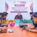 Pengurus SMSI Sampang saat melakukan diskusi Pemilu 2024. Foto: BANGSAONLINE