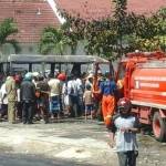 HANGUS - Mobil Elf milik rombongan pemudik yang akan menuju ke kota Solo terbakar di Desa Sraturejo, Baureno, Bojonegoro. Foto:  eky nurhadi/BANGSAONLINE