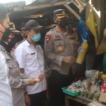 Kapolres Pamekasan, AKBP Rogib Triyanto, saat meninjau ketersediaan minyak goreng di pasar.