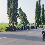 Sejumlah personel Satlantas Polresta Tuban sedang bersiaga ketika menjelang berbuka.  