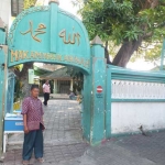 Lokasi Makam Mbah Karimah Wiroseroyo yang asri dan sejuk di dalam Kampung Kembang Kuning. foto: YUDI A/ BANGSAONLINE