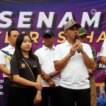 Kapolres Kediri Kota AKBP Miko Indrayana saat memperkenalkan Risa Febiani Subagio di area CFD Jl. Dhoho, Kota Kediri, Minggu (8/3). foto: MUJI HARTIJA/ BANGSAONLINE