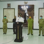  Bupati Ngawi, Budi Sulistyono saat melalukan konferensi pers.