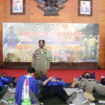 Satpol PP Trenggalek saat donor darah di Pendopo Trenggalek. (foto: HERMAN/BANGSAONLINE)