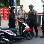 Kapolres Gresik AKBP Wahyu Sri Bintoro (tengah bertopi) saat mengecek penjagaan pintu masuk Polres. foto: SYUHUD/ BANGSAONLINE