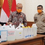 Gubernur Jawa Timur Khofifah Indar Parawansa dan Wahid Wahyudi Kadis Pendidikan Provinsi Jatim di Gedung Grahadi Surabaya,Sabtu (28/3/2020). foto: istimewa/ bangsaonline.com