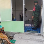 Nenek Maruji ketika mendapatkan bantuan kasur dari Bhabinkamtibmas dan Babinsa Desa Sembayat, Manyar. foto: ist.