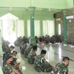 Suasana saat peringatan Isra Mikraj Nabi Muhammad SAW 1443 H yang digelar Korem 084/BJ.