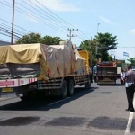 Kemacetan yang terjadi di jalan Dandels Tuban-Surabaya sangat panjang, Jumat (20/4).