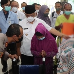 Bupati Malang H. M. Sanusi dan Kapolres AKBP Putu Kholis Aryana ikut mengantar kepulangan Vicky.