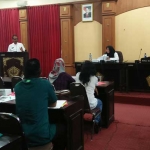 Kepala Bakesbangpol Kabupaten Blitar Ahmad Husein saat membuka Workshop Pengelolaan Keuangan Parpol. foto: AKINA/ BANGSAONLINE