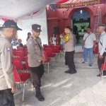 Kapolres Kediri Kota AKBP Teddy Chandra bersama anggota, saat melakukan pengecekan salah satu gereja (foto: ist)