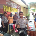 Pelaku jambret beserta barang bukti saat dirilis di Mapolres Tuban.