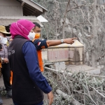 Gubernur Jawa Timur, Khofifah Indar Parawansa, bersama Bupati Lumajang, Thoriqul Haq, saat memantau Jembatan Gladak Perak yang putus akibat diterjang lahar panas Gunung Semeru.