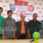 Dari kiri: Hanis Saghara Putra, Indra Sjafri dan manajemen Persibo Bojonegoro. foto: EKY NURHADI/ BANGSAONLINE