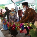 Bupati Kediri, dr. Hj. Haryanti Sutrisno saat menggunting pita sebagai tanda peresmisan Masjid Nurul Huda di Kantor Kecamatan Purwoasri. (foto: Kominfo)