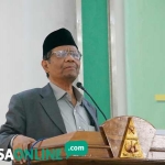 Mahfud Saat memberikan materi di acara Halaqoh Nasional Pengasuh Pesantren di Pondok Pesantren (PP) Tebuireng. foto: RONY S/ BANGSAONLINE