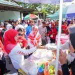 Gubernur Jawa Timur periode 2019-2024, Khofifah Indar Parawansa, bersama cucunya di Karnaval Budaya Kampung Jemur Wonosari.