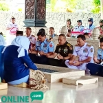 Panglima TNI Marsekal Hadi Tjahjanto (empat dari kanan) saat ziarah di makam Bung Karno. foto: Akina/ BANGSAONLINE