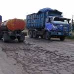 Dump truk penuh muatan tambang saat melintas di salah satu jalan raya di Gresik. foto: syuhud/ BANGSAONLINE