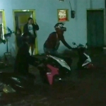 Sejumlah pengendara yang nekat menerobos banjir akhirnya harus menuntun motornya karena mogok.