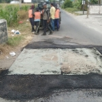 Tim DPUPR Jombang saat melakukan perbaikan duiker jebol di Dusun Semanding, Desa Sumbermulyo.