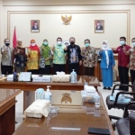 Bupati Jember Hendy Siswanto bersama jajaran Pemkab Jember usai mengikuti zoom meeting.