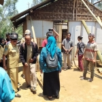 Petugas BPBD Pasuruan saat melakukan pendataan rumah terdampak bencana angin kencang di Tosari.