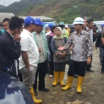 Bupati Trenggalek Emil Dardak mendampingi angota Komisi V DPR-RI saat kunker di lokasi pembangunan proyek Bendungan Tugu Trenggalek.