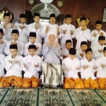 Gus Ipul saat foto bersama KH Zubair Muntasyar, Pengasuh Pondok Pesantren Nurul Cholil Demangan Bangkalan, Kamis (3/5).