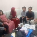 Petugas Sabhara Polsek Manyar saat pertemukan anak hilang dengan orang tuanya.