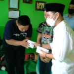 Muhammad Al-Barra (Gus Barrra), putra tertua Prof. Dr. KH. Asep Saifuddin Chalim saat memberikan santunan uang kepada dua anak suami-istri, yang meninggal karena tertimpa batu saat terjadi gempa pada Sabtu (11/4/2021). foto: mma/ bangsaonline.com