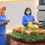 Bunda Fey (paling kanan) saat menyerahkan potongan tumpeng kepada Ketua GOW Kota Kediri, Novita Bagus Alit. Foto: Ist