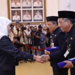 Gubernur Khofifah ketika melantik salah satu kepala sekolah.