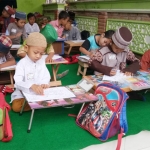 Peserta lomba mewarnai yang digelar Yayasan Alfath Bagi Umat (YABU) dalam rangka memperingati Maulid Nabi.