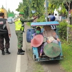 Petugas saat melakukan penertiban. (foto: ist)