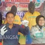 Dua pelaku beserta barang bukti saat diamankan di Mapolres Tuban. foto: suwandi/ BANGSAONLINE