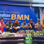 Kepala Kanwil Bea Cukai Jawa Timur l M Purwanto, Wabup M. Qosim, dan Kepala Kantor Bea dan Cukai Gresik Bier Budi Kismuljanto, bersama Forkopimda menunjukkan barang-barang tanpa cukai sebelum dimusnahkan. foto: SYUHUD/ BANGSAONLINE