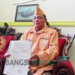 Achmad Malikan, Ketua DPC LVRI Kabupaten Jombang menunjukkan surat Mendagri, Kamis (18/8). foto:  ROMZA/ BANGSAONLINE