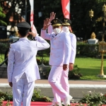 MENYAPA: Gus Muhdlor-Subandi jelang pelantikan, di Gedung Negara Grahadi, Surabaya, Jumat (26/2/2021). foto: istimewa