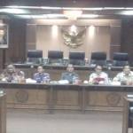 PAPARAN - Direksi Terpilih PDAM Delta Tirta Sidoarjo saat paparan visi-misi di depan sejumlah anggota DPRD Sidoarjo, di Gedung DPRD Sidoarjo, Selasa (23/12/2014). foto: musta