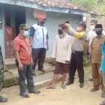 Bhabinkamtibmas dan Babinsa sedang mengawal prosesi pendataan masyarakat Desa Bulangan Haji yang akan mendapat bantuan BLT dari Pemkab Pamekasan. 