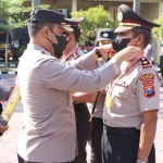 Kapolres Nganjuk AKBP Boy Jeckson saat menyematkan penghargaan kepada para anggota yang purna tugas.