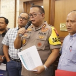 Kapolda Jatim Irjen Pol Luki Hermawan didampingi Dirreskrimum Kombes Pol Gidion Arif Setiawan, Wadirkrimsus AKBP Arman Asmara SIK saat memberikan keterangan pers kepada wartawan di Mapolda Jawa Timur Jl A Yani Surabaya, Sabtu (7/9/2019). foto: BANGSAONLINE/ ANATASIA NOVARINA