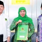 Khofifah dan Emil Dardak saat menerima rekom dari PPP untuk maju di Pilgub Jatim 2024.