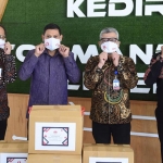 Wali Kota Kediri Abdullah Abu Bakar (dua dari kiri) saat menerima bantuan masker dari Kepala KPwBI Kediri Sofwan Kurnia (tiga dari kiri). foto: ist.